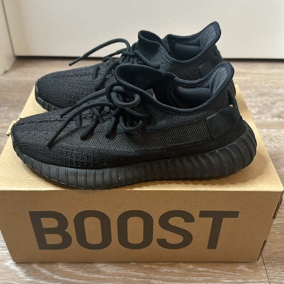 Yeezy 350 v2 men’s 6.5 women’s 8. Black - Picture 4 of 9